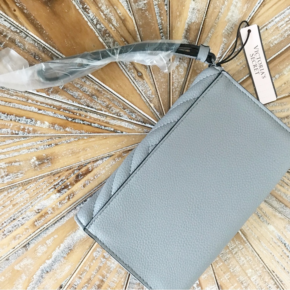 NWT Victoria’s Secret Light Gray Faux Leather Wallet / Wristlet - Picture 3 of 4
